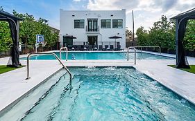 Lux Retreat By Renzzi